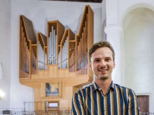 Tobias Orzeszko, im Hintergrund Orgel